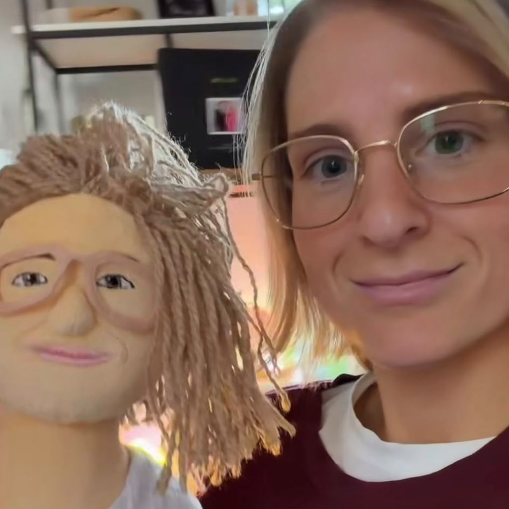 Meghan Trainor zeigt eine Stoffpuppe – eine Mini-Version von sich selbst–, die sie für ihren Sohn Riley angefertigt hat.