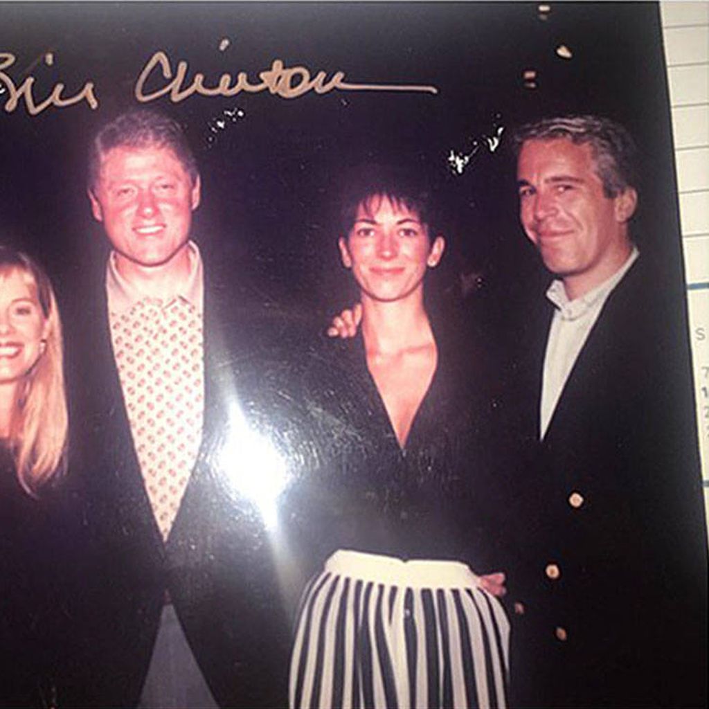 Bill Clinton, Ghislaine Maxwell und Jeffrey Epstein in einem von der US-Justiz veröffentlichten Foto aus den Epstein-Akten