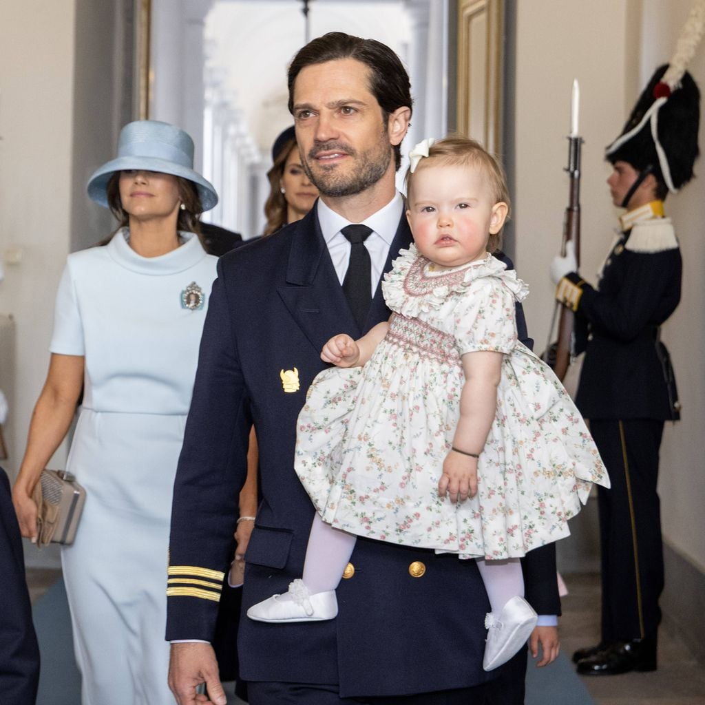 Prinz Carl Philip mit seiner einjährigen Tochter Prinzessin Ines