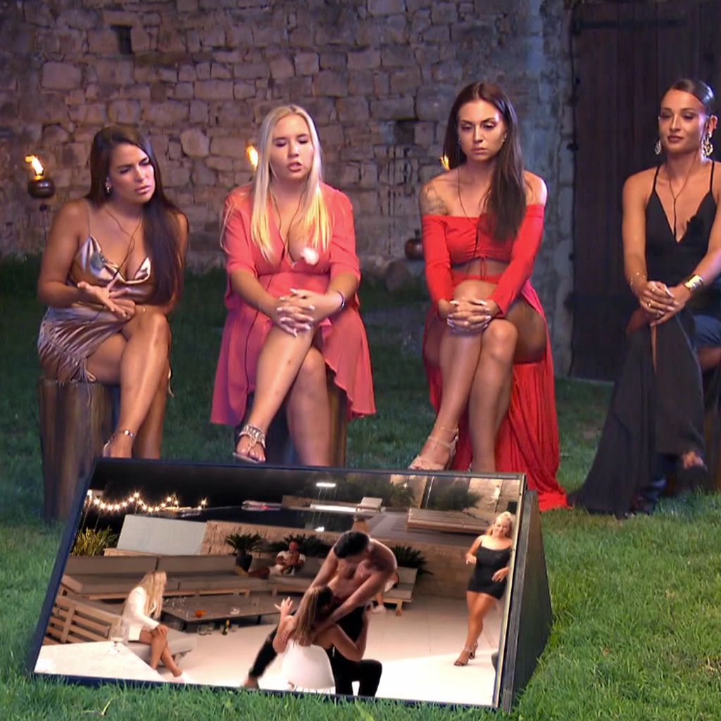 Meike, Marlisa, Sabine und Alicia beim "Temptation Island"-Lagerfeuer