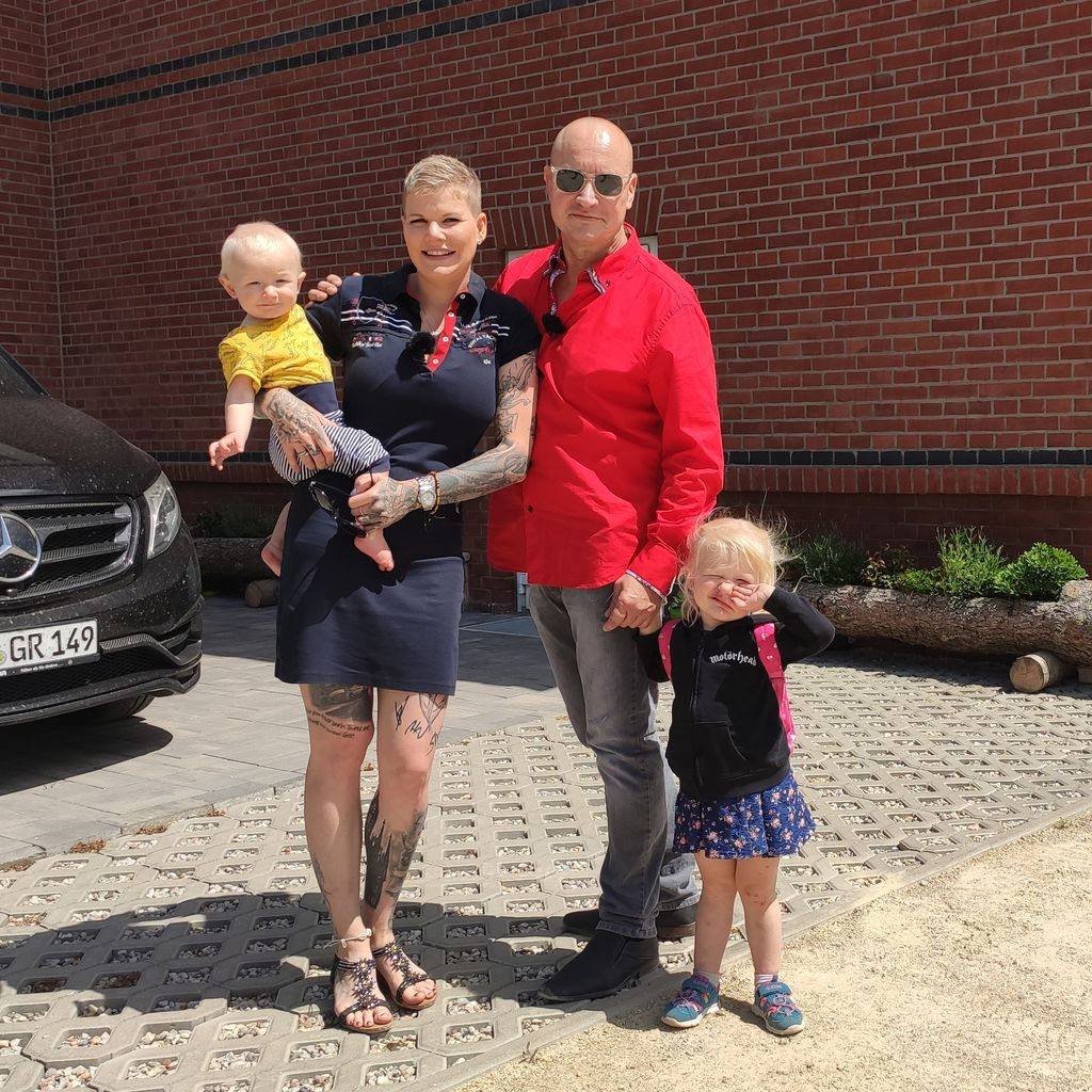 Melanie Müller mit Mike Blümer und ihren Kindern bei "Plötzlich arm, plötzlich reich", 2020