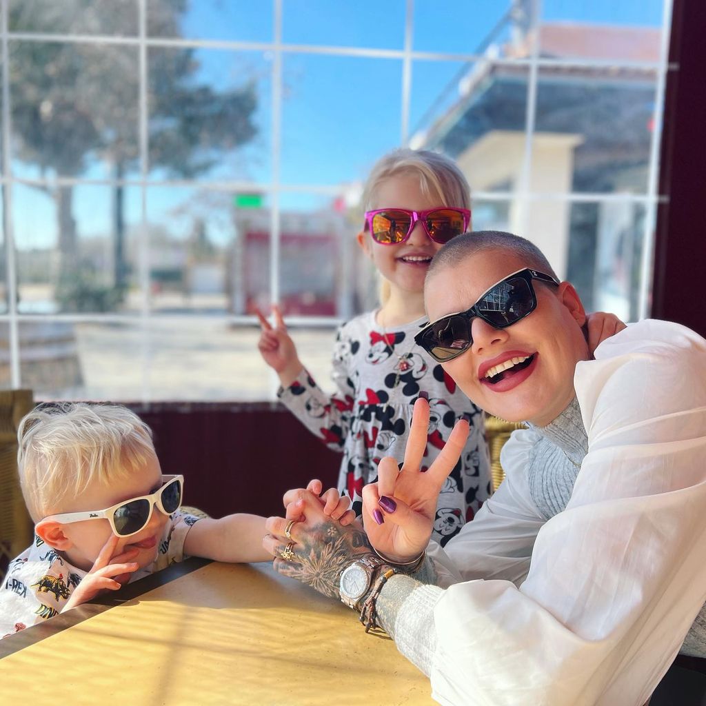 Melanie Müller (r.) mit ihren beiden Kindern auf Mallorca