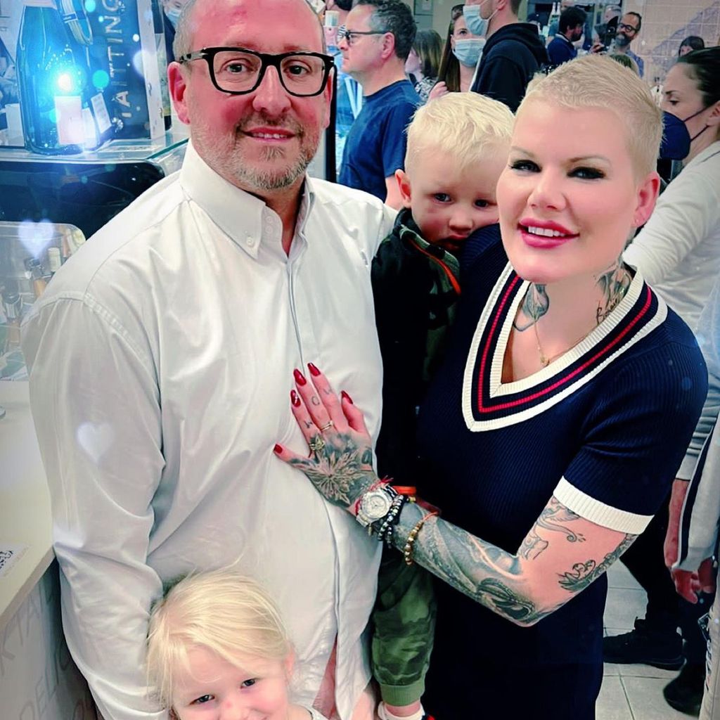 Melanie Müller (r.) mit ihren beiden Kindern und Andreas Kunz im April 2022