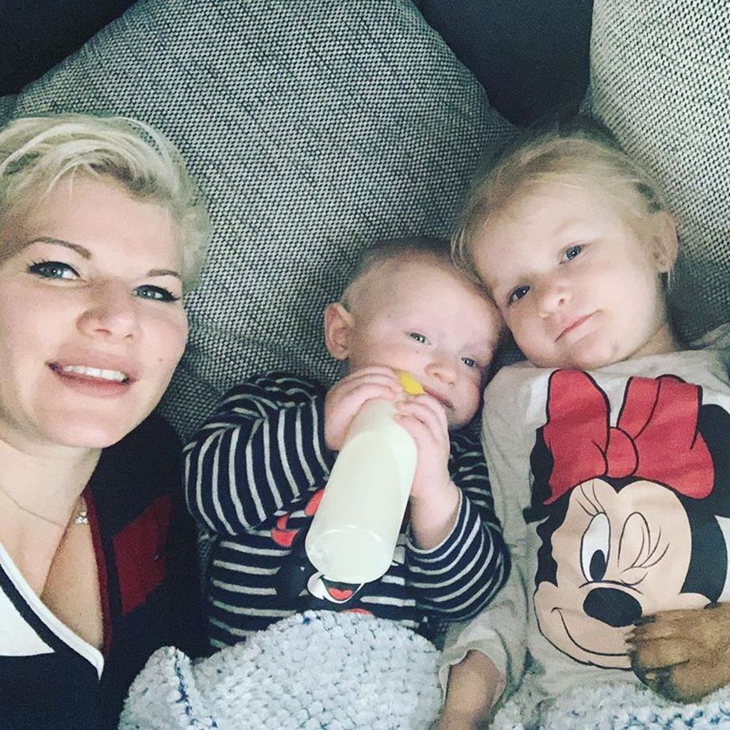 Melanie Müller mit ihren beiden Kindern im Mai 2020