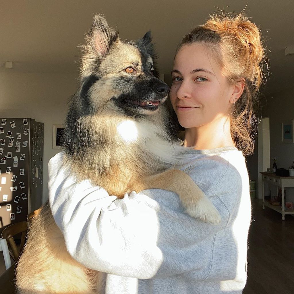 Melina Sophie mit ihrem Hund Goði