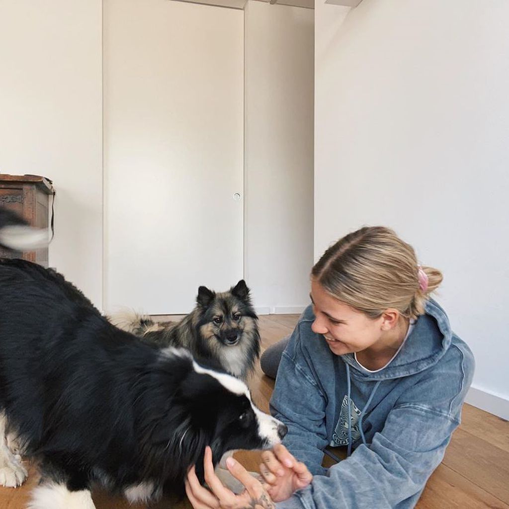Melina Sophie mit ihren beiden Hunden