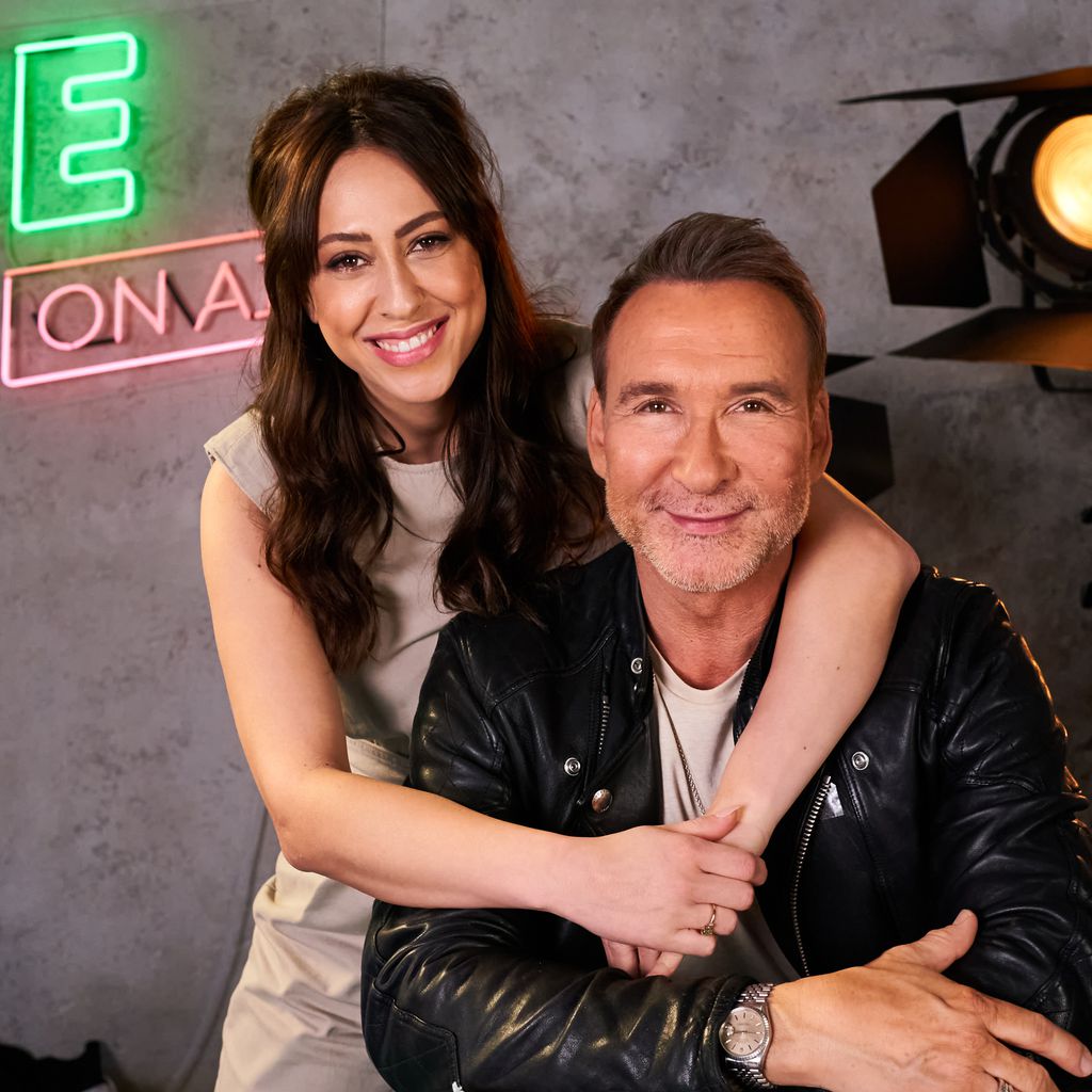 Melissa Khalaj und Jochen Bendel, Moderatoren von "Promis unter Palmen – Die Late Night Show"