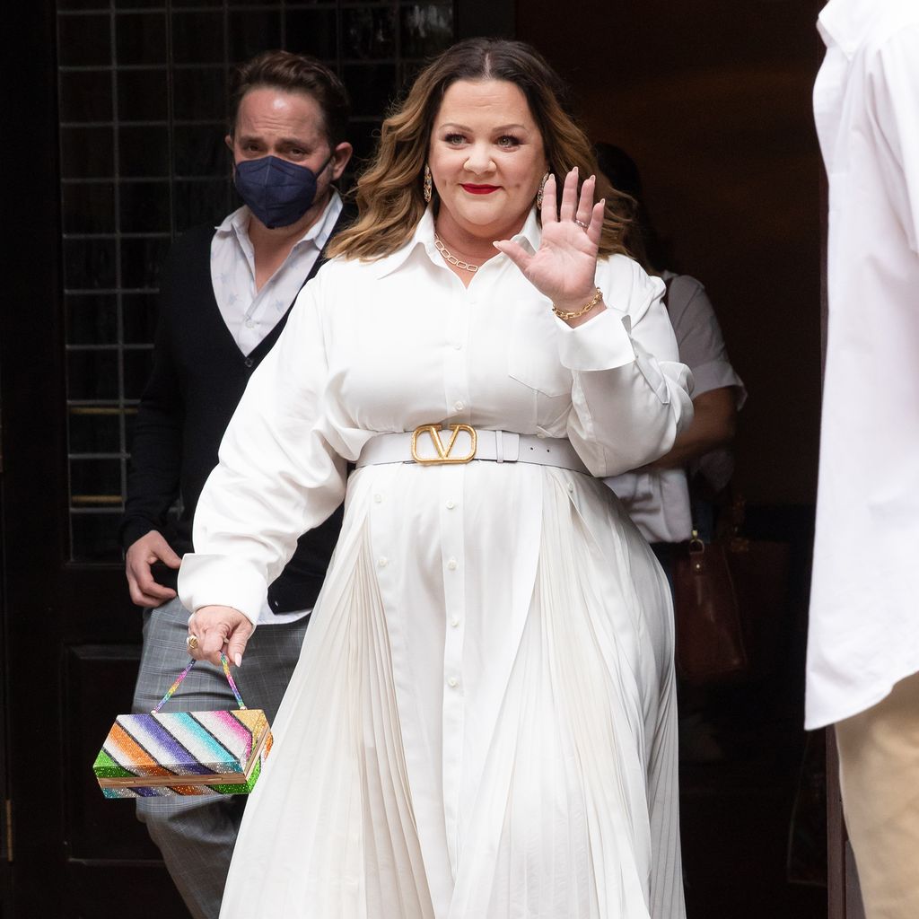 Melissa McCarthy winkt den Paparazzi zu, Juni 2022