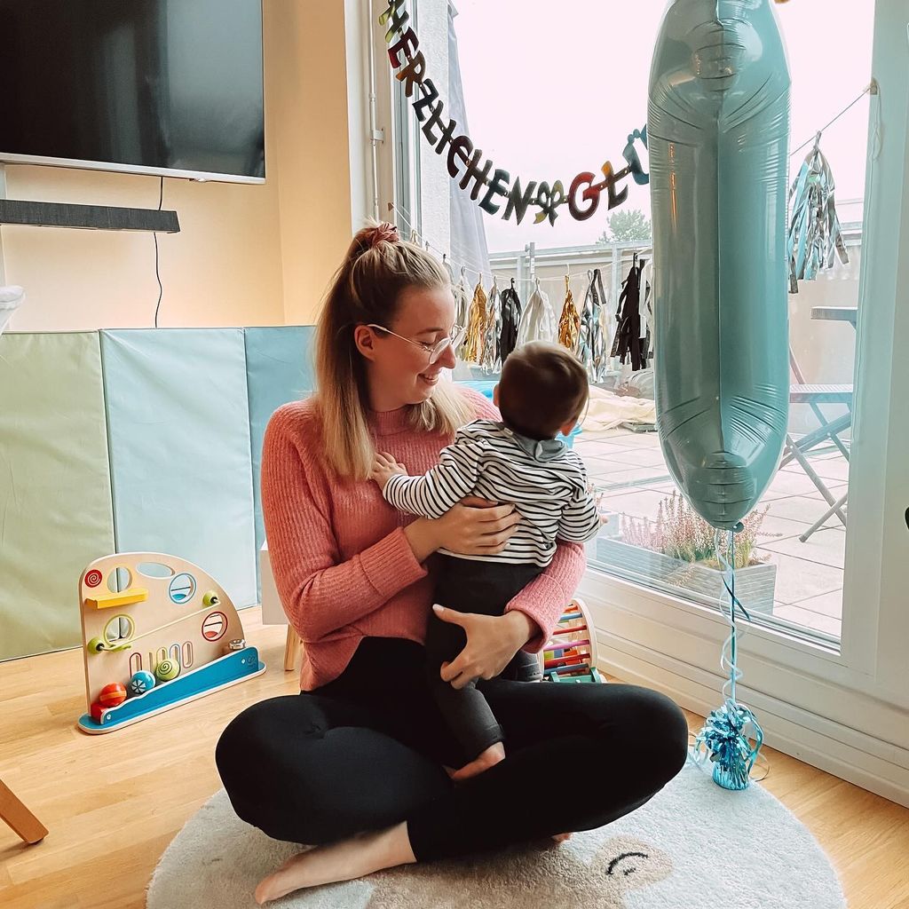 Melissa mit ihrem Sohn im Jahr 2021