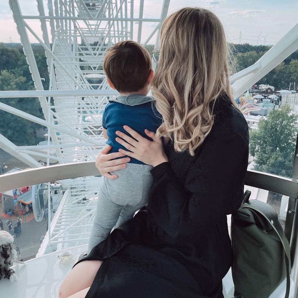 Melissa mit ihrem Sohn im Oktober 2022