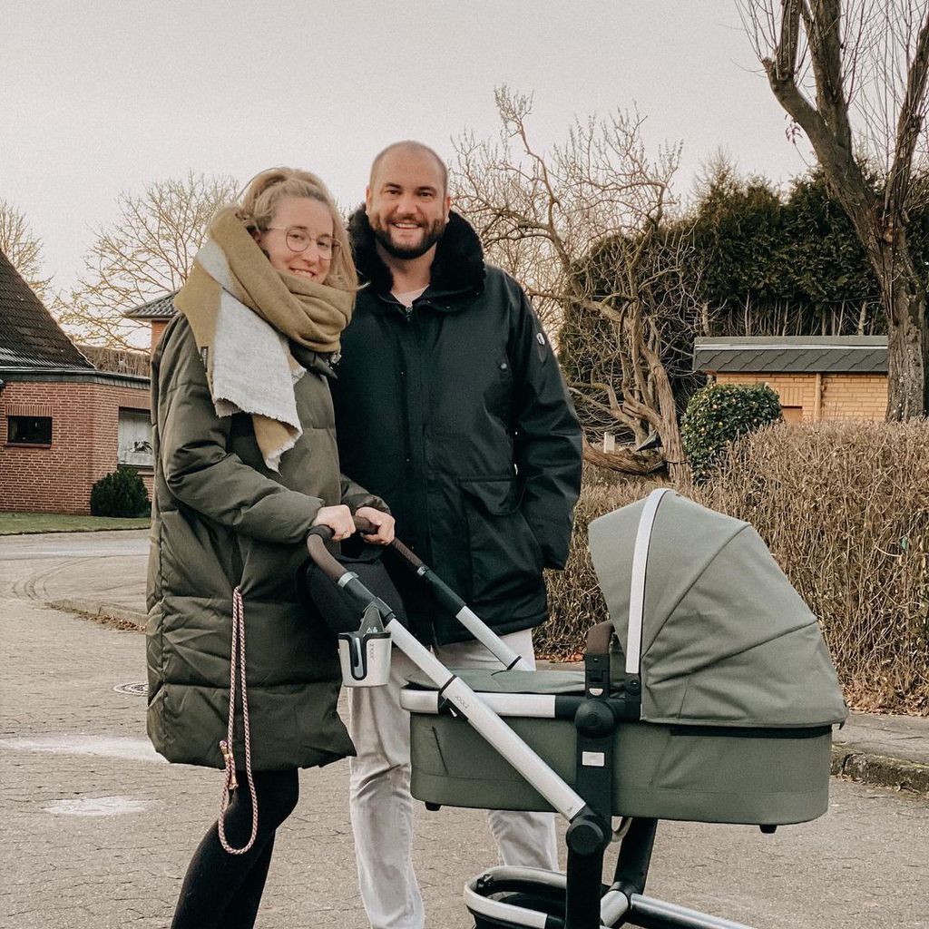 Melissa und Philipp mit ihrem Sohn