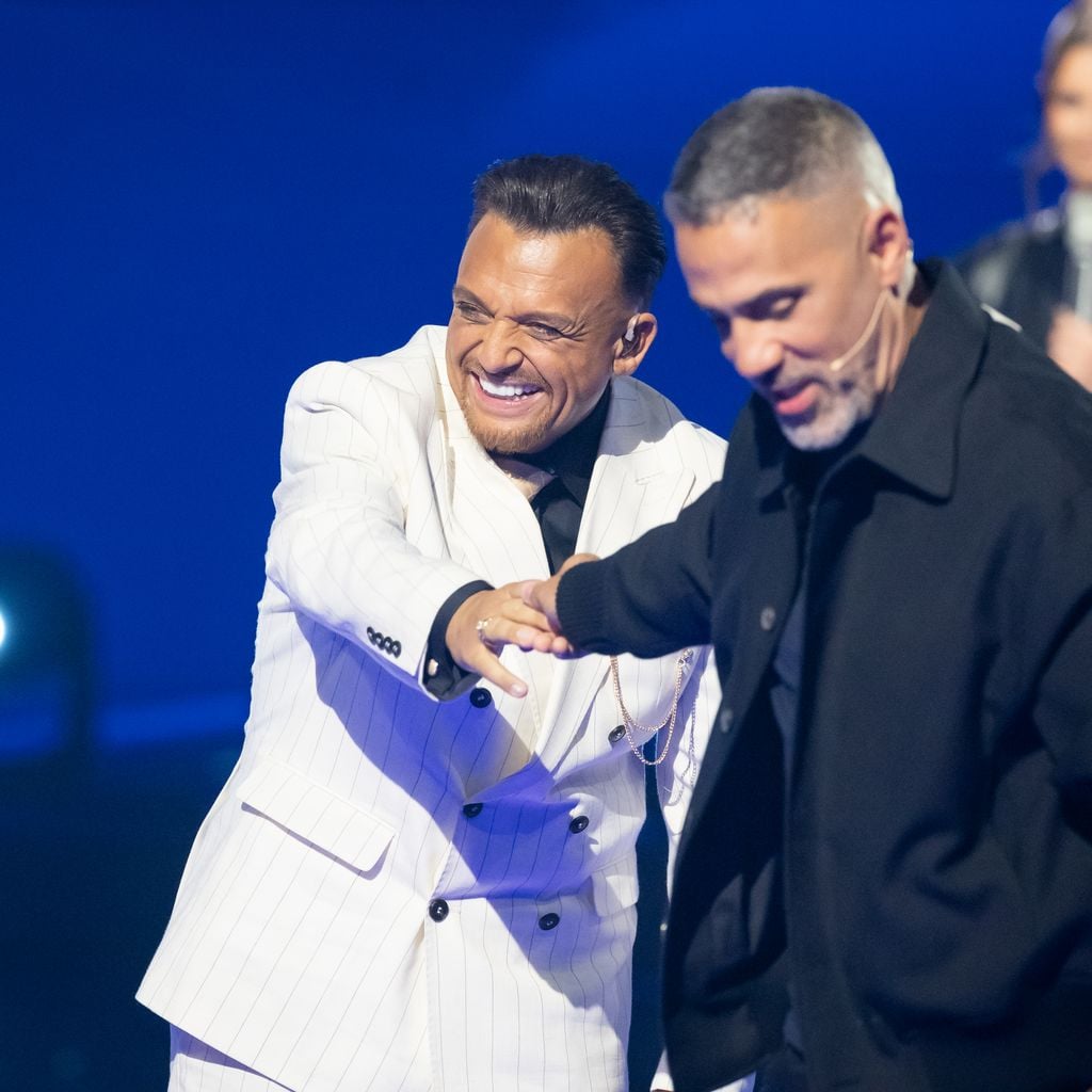 Menowin Fröhlich schüttelt Bushido nach seinem Auftritt bei DSDS in den MMC Studios in Köln die Hand