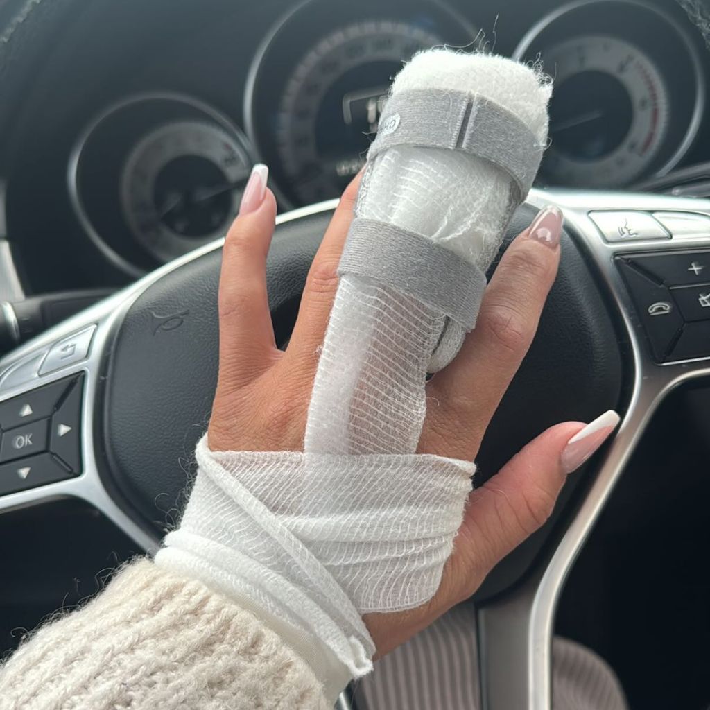 Menowin Fröhlich postet verletzte Hand seiner Freundin Ronja, September 2025