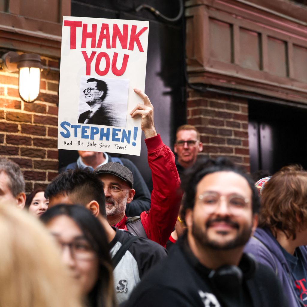 Fans warten vor dem Ed Sullivan Theater auf Stephen Colbert nach der finalen "The Late Show"-Aufzeichnung in New York