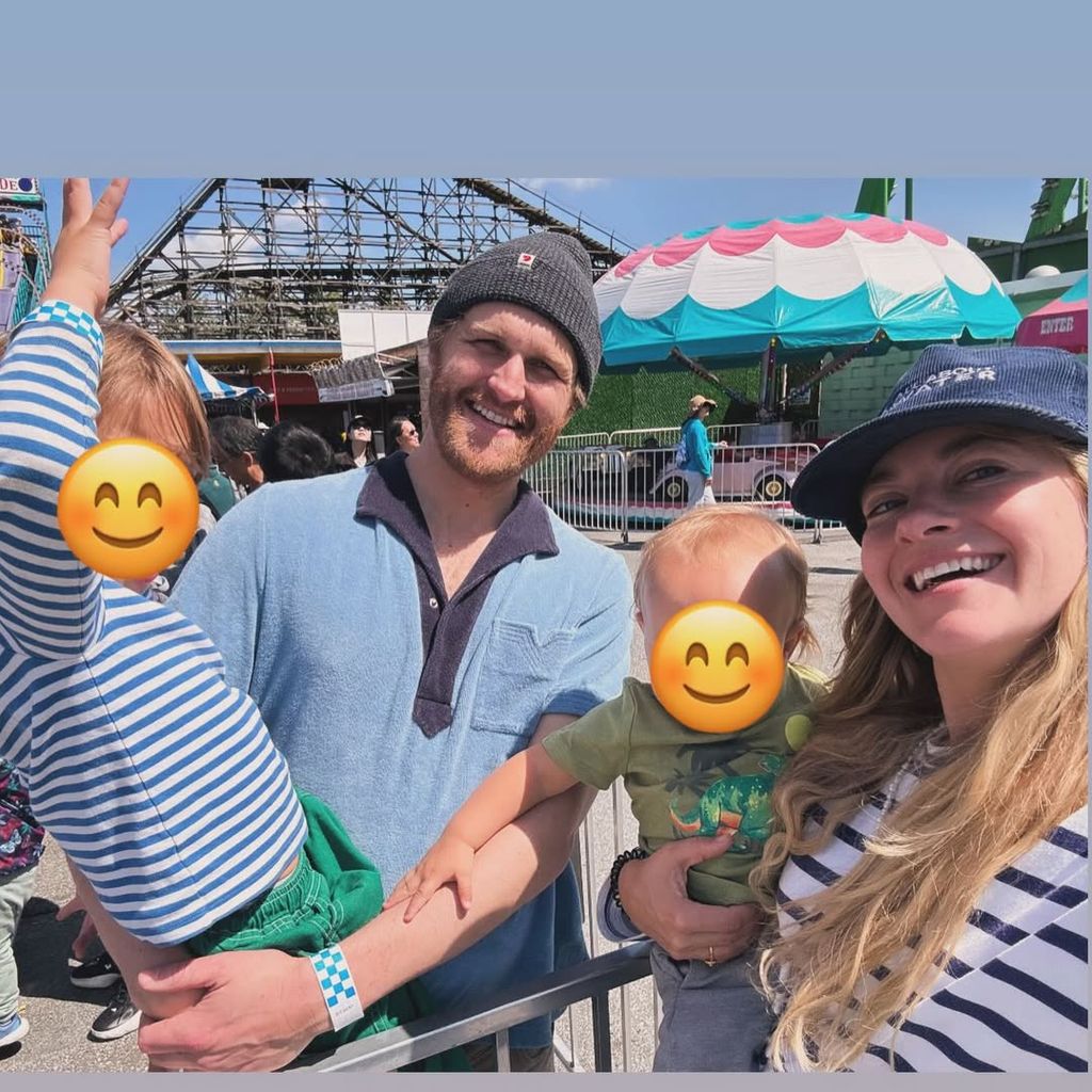Meredith Hagner und Wyatt Russell mit Boone und Buddy 2025