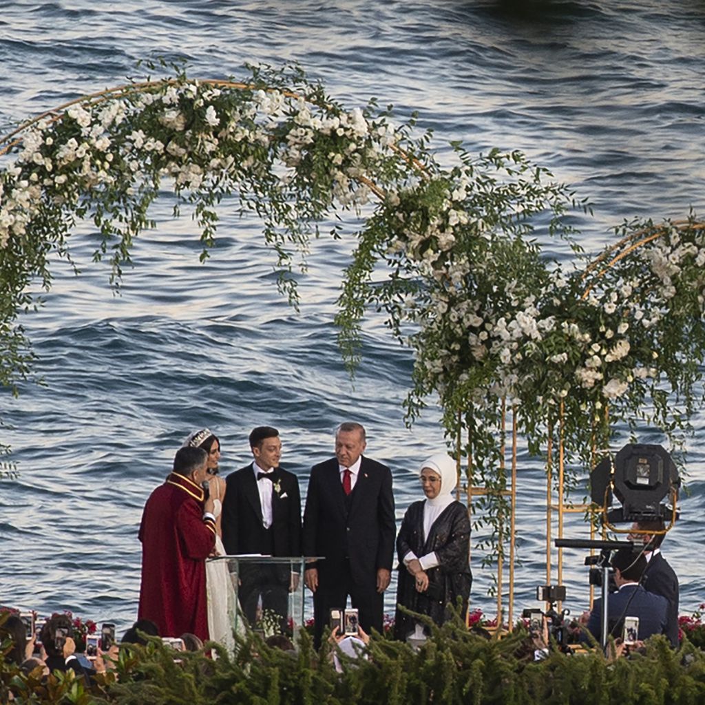 Mesut Özil und Amine Gülse neben Recep Tayyip Erdogan auf ihrer Hochzeit