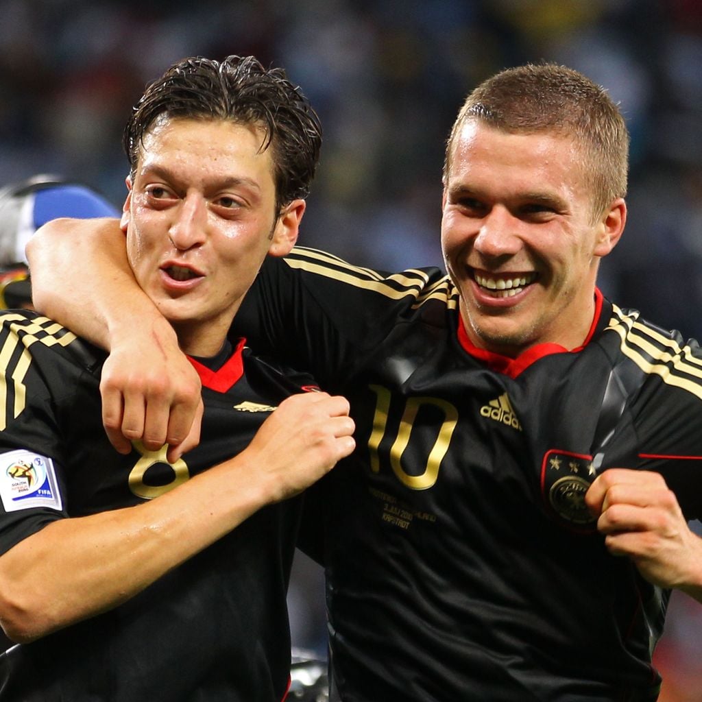 Mesut Özil und Lukas Podolski feiern den Viertelfinalsieg bei der WM 2010 in Kapstadt