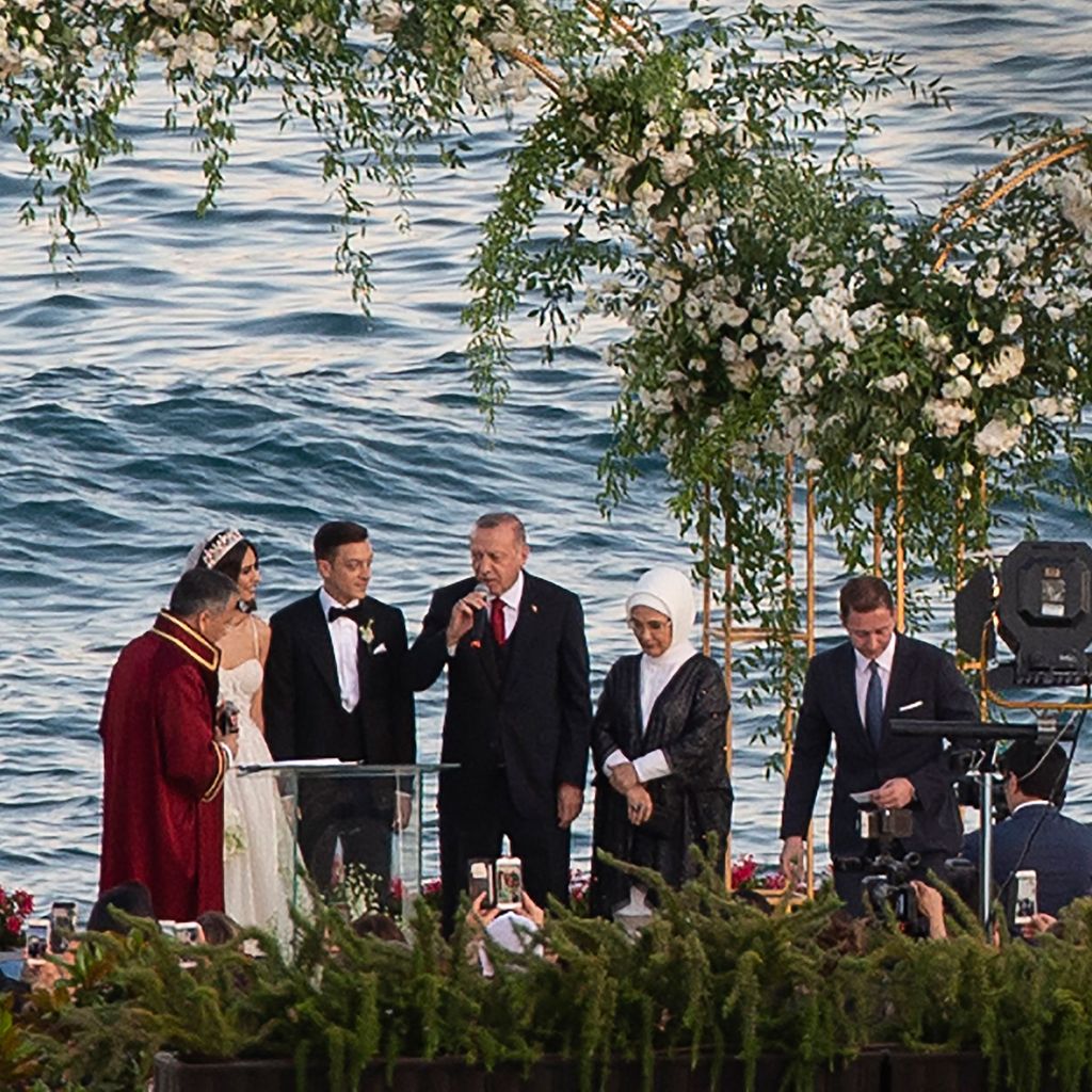 Mesut und Amine Özil mit Recep Tayyip Erdoğan bei ihrer Hochzeit