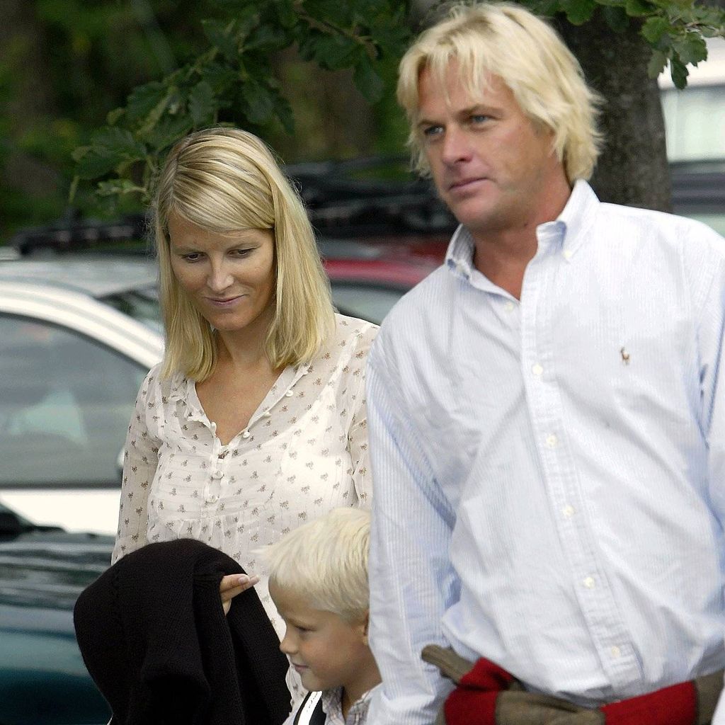 Mette-Marit begleitet Marius am ersten Schultag in Asker, Vater Morten Borg ist dabei, August 2003