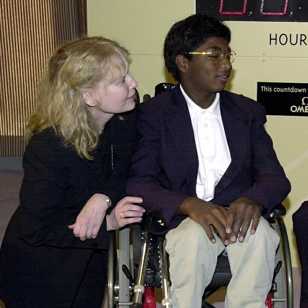Mia Farrow mit ihrem Sohn Thaddeus im Jahr 2000