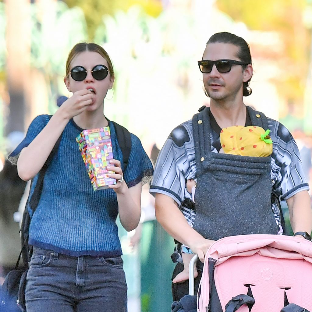 Mia Goth und Shia LaBeouf mit ihrer Tochter Isabel im Disneyland