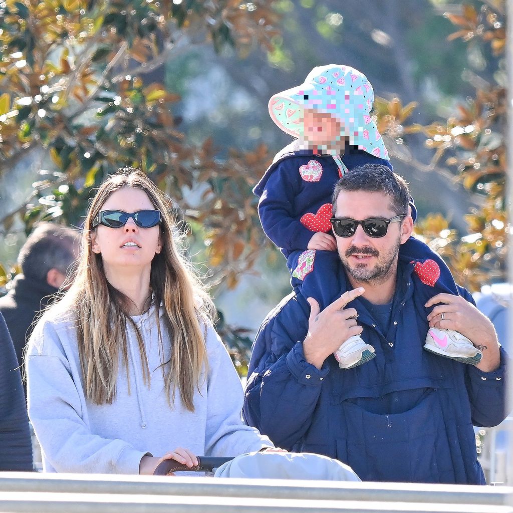 Mia Goth und Shia LaBeouf mit ihrer Tochter, Januar 2024
