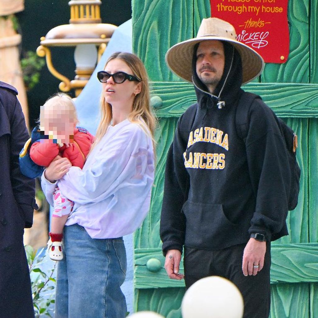 Mia Goth, Shia LaBeouf und ihre Tochter Isabel im März 2023