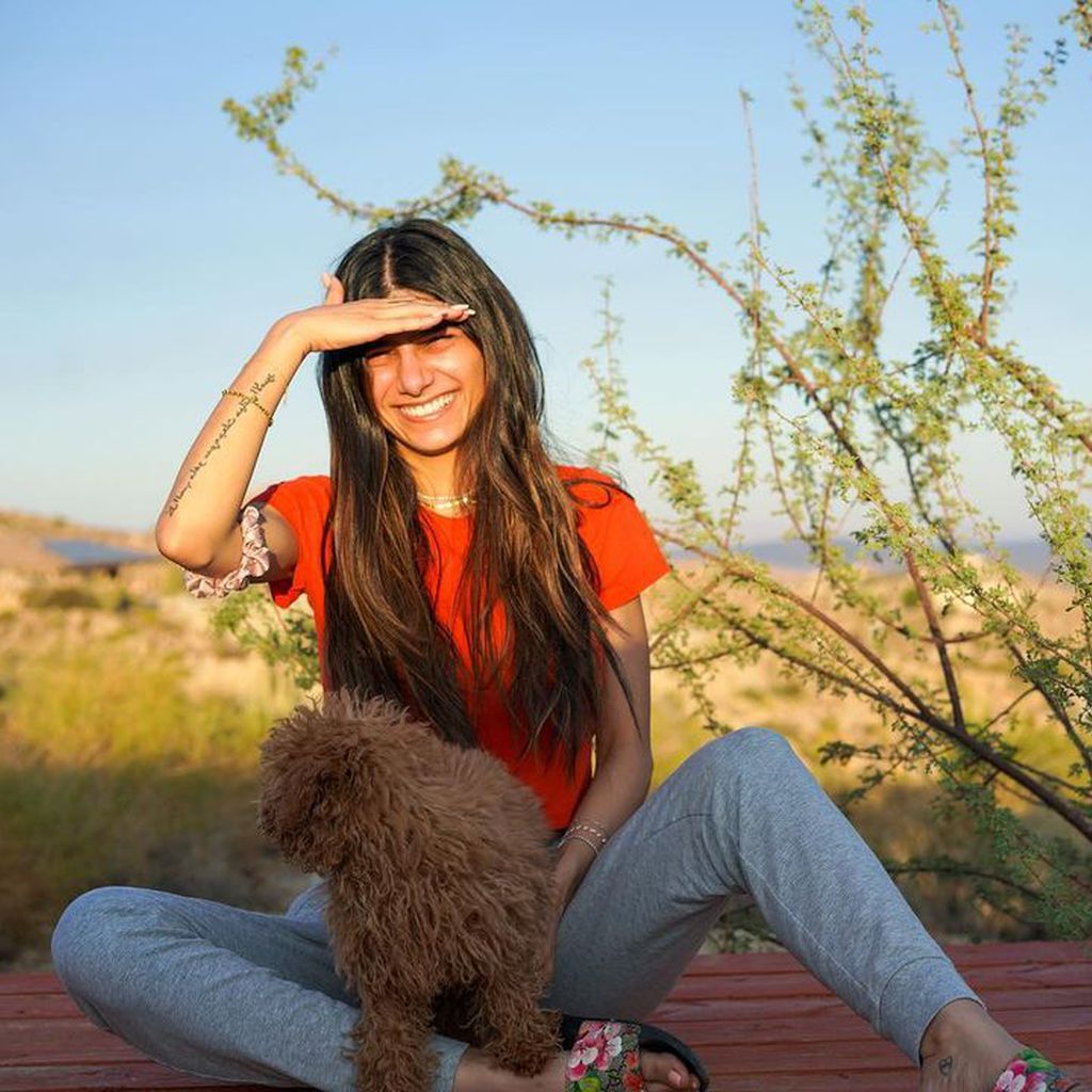 Mia Khalifa mit ihrem Hund
