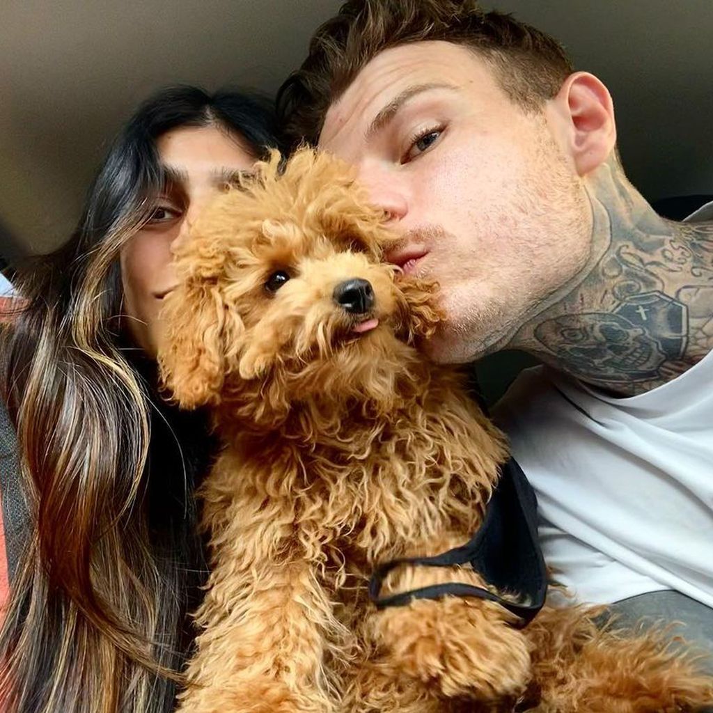 Mia Khalifa und Robert Sandberg mit ihrem Hund Bella