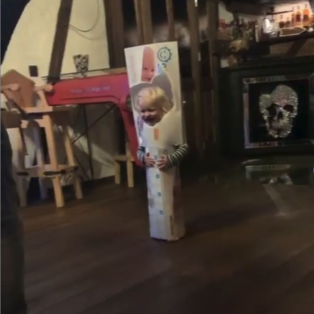 Mia Rose Müller spielt mit Verpackungen