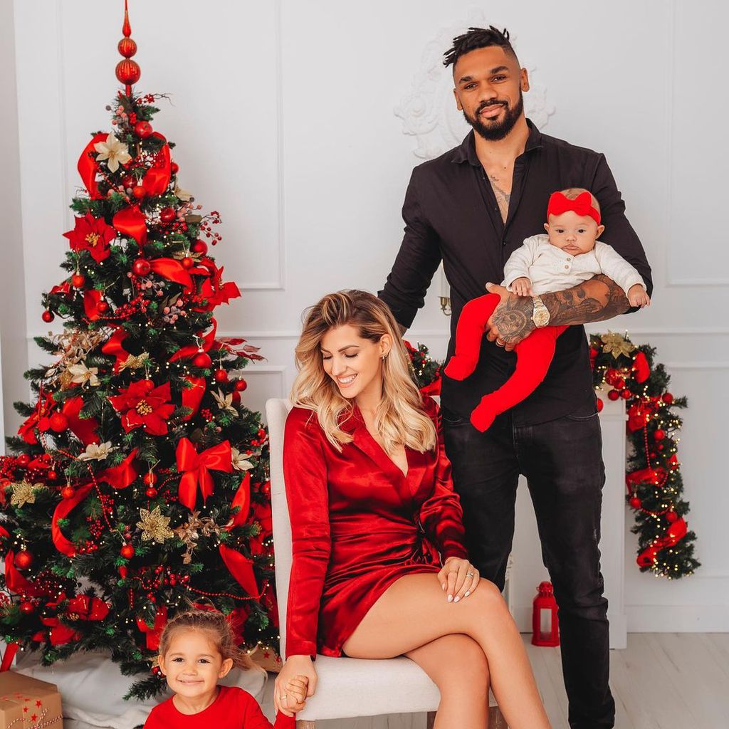 Mia Rose, Sarah, Dominic und Kyla Harrisons Weihnachtsfoto 2020
