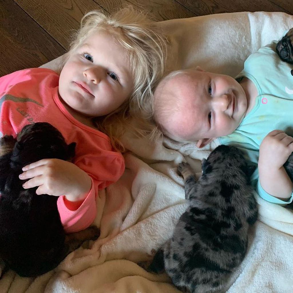 Mia Rose und Matty Müller mit Hundewelpen im Mai 2020