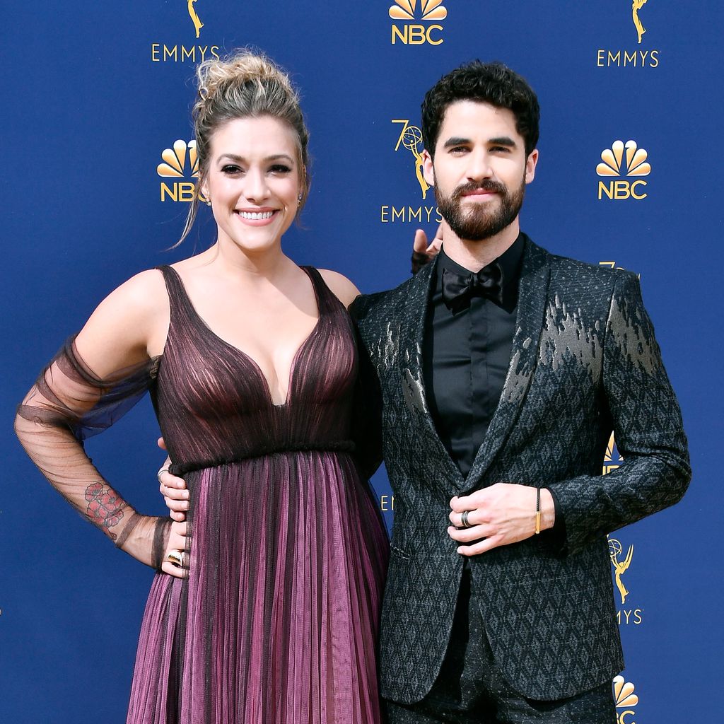 Mia Swier und Darren Criss bei den Emmy Awards 2018
