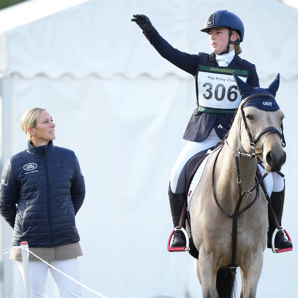 Zara und Mia Tindall bei einem Springturnier in Blenheim Palace