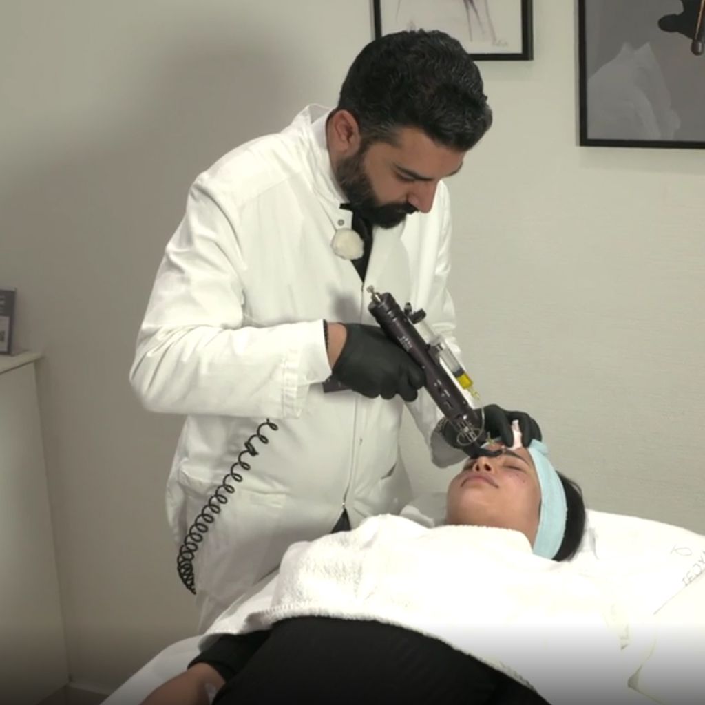 Micaela Schäfer und Dr. Murat Dağdelen beim Vampir-Lifting