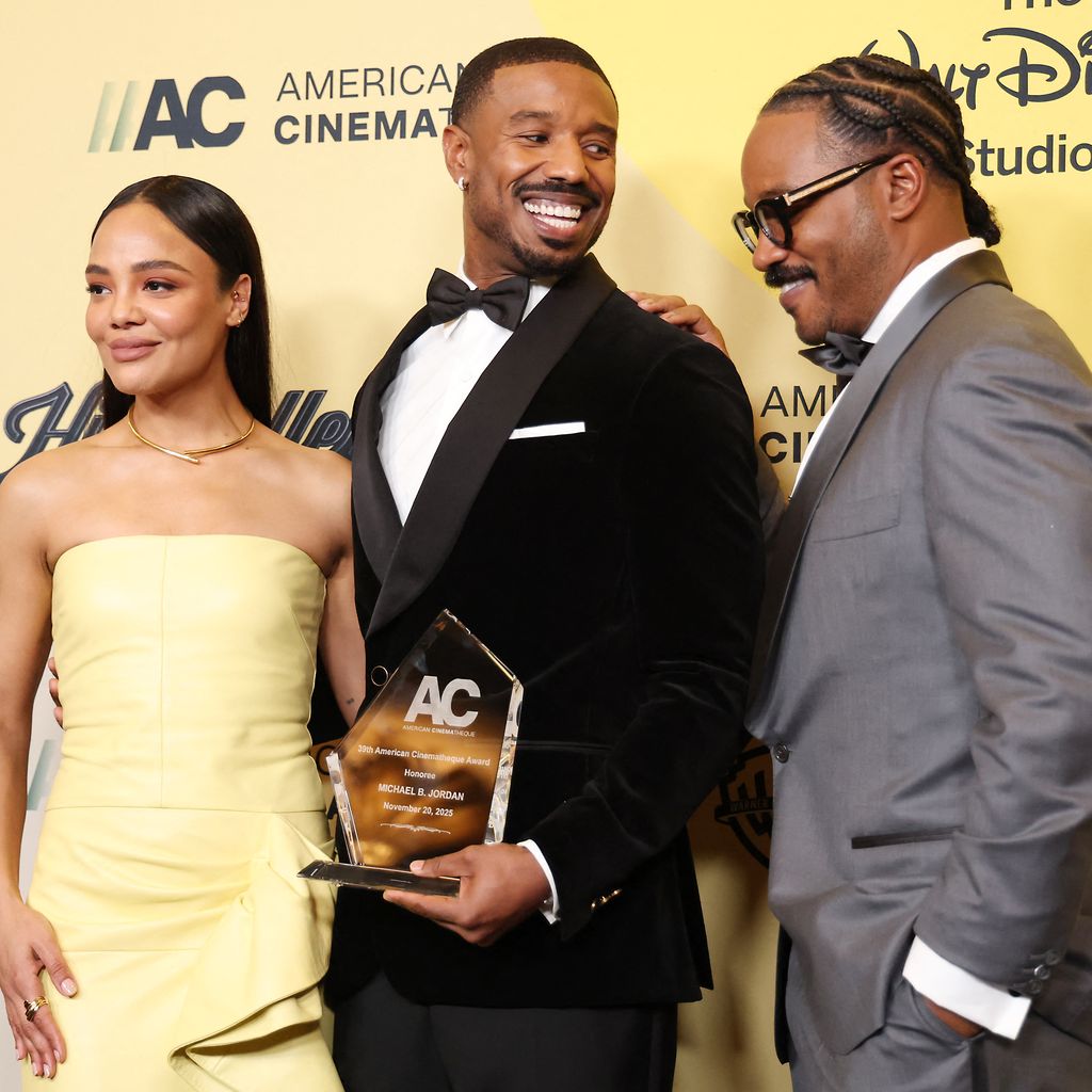Michael B. Jordan mit seinem Honoree Award neben Tessa Thompson und Ryan Coogler bei den ACA, 2025