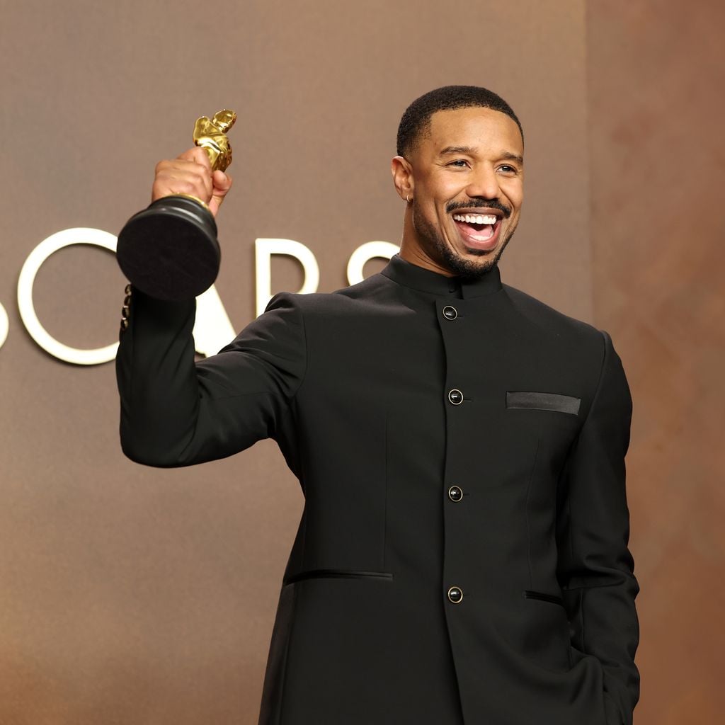 Michael B. Jordan mit dem Oscar als Bester Hauptdarsteller für "Sinners" bei den 98. Academy Awards in Hollywood