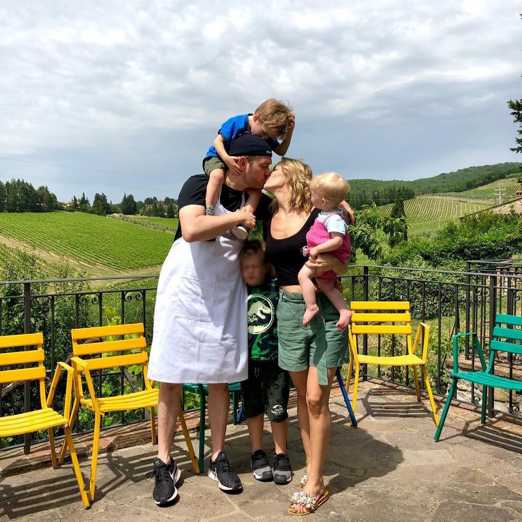 Michael Bublé kuschelt mit Luisana Lopilato und ihren Kindern