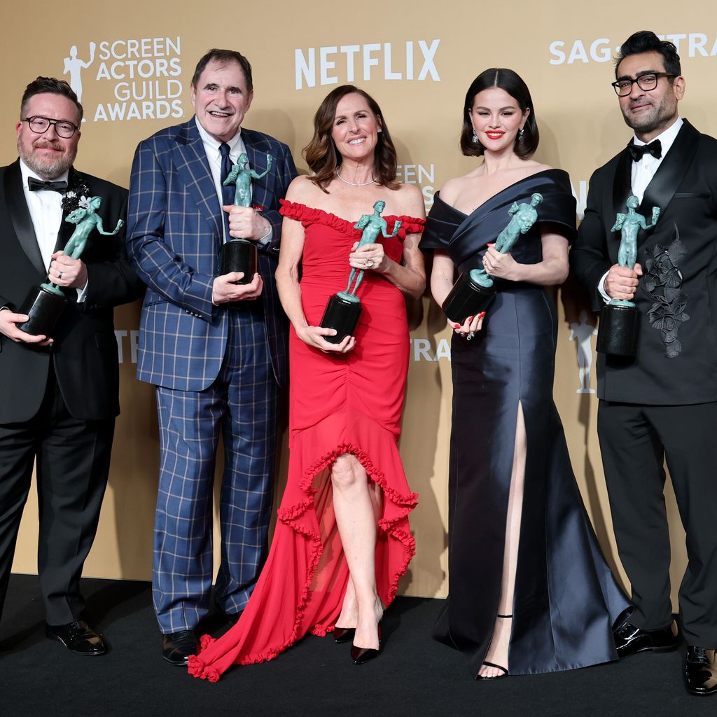 Michael Cyril Creighton, Richard Kind, Molly Shannon, Selena Gomez und Kumail Nanjiani bei den SAG Awards mit ihrem Ensemble-Preis