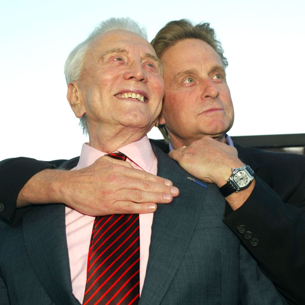 Kirk und Michael Douglas bei der Premiere von "It Runs In The Family", 2003