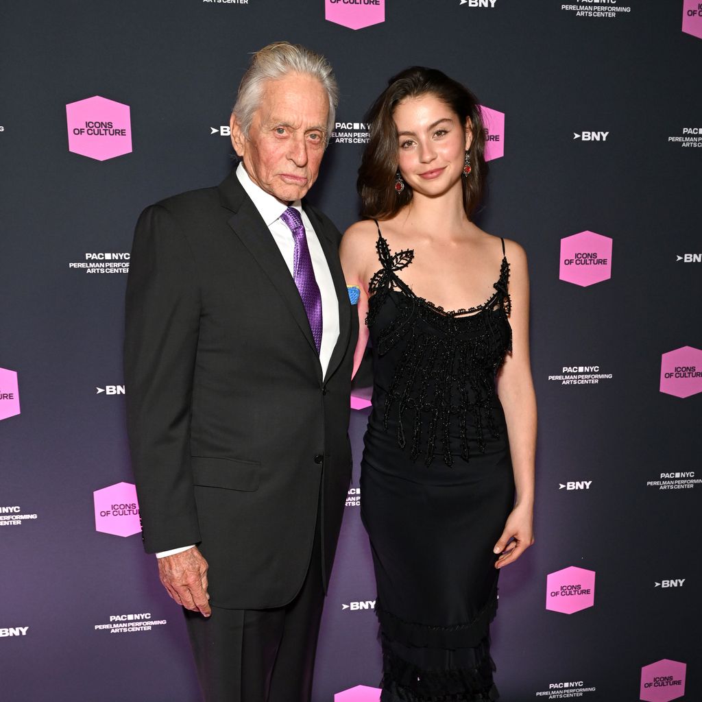 Michael Douglas mit Carys Zeta Douglas in New York 2025