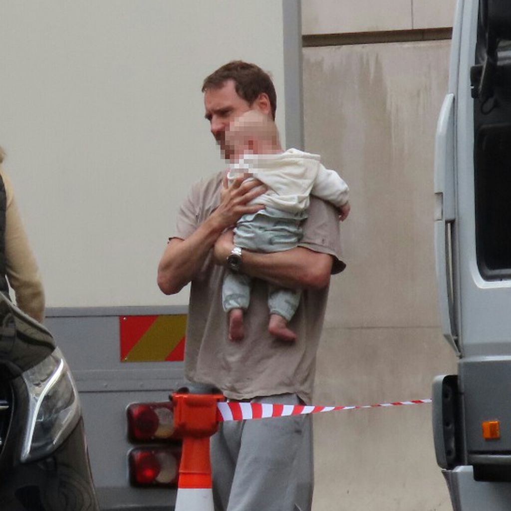 Michael Fassbender am Set von "Irma Vep" in Paris
