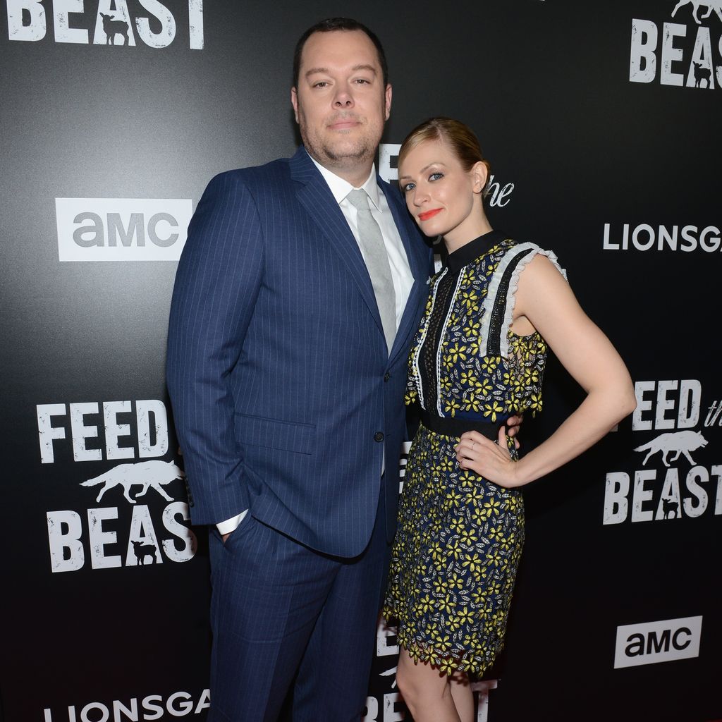 Michael Gladis und Beth Behrs auf dem roten Teppich in New York
