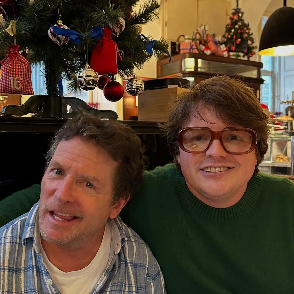 Michael J. Fox grinst mit seinem Sohn Sam