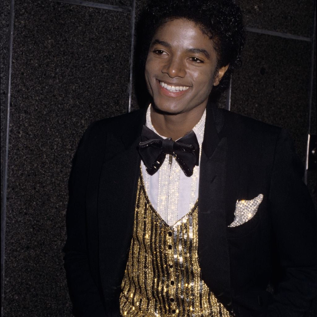 Michael Jackson in den 1980ern in Smoking mit goldener Weste