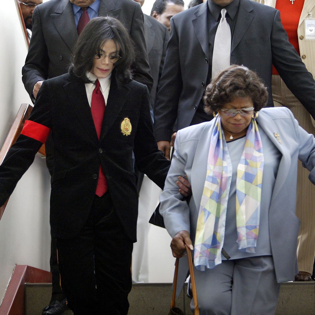 Michael Jackson mit seiner Mutter Katherine im April 2004 in Santa Maria
