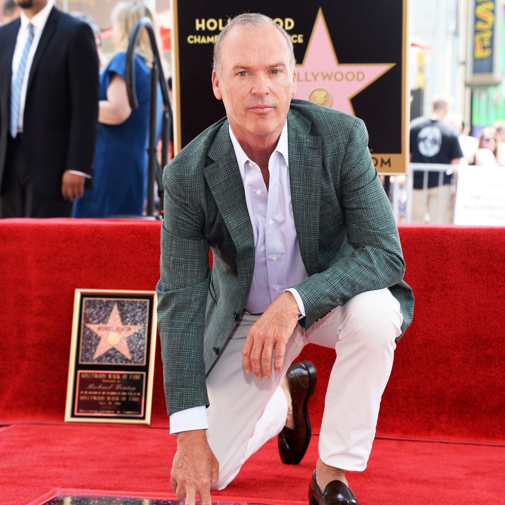 Michael Keaton mit seinem Stern auf dem "Walk of Fame"