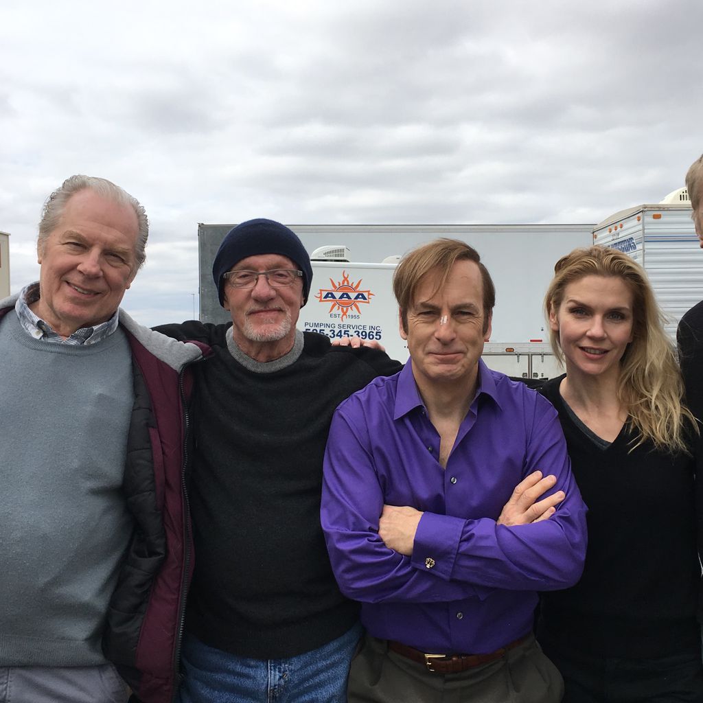 Michael McKea, Bob Odenkirk, Rhea Seehorn und andere Schauspieler am Set von "Better Call Saul"