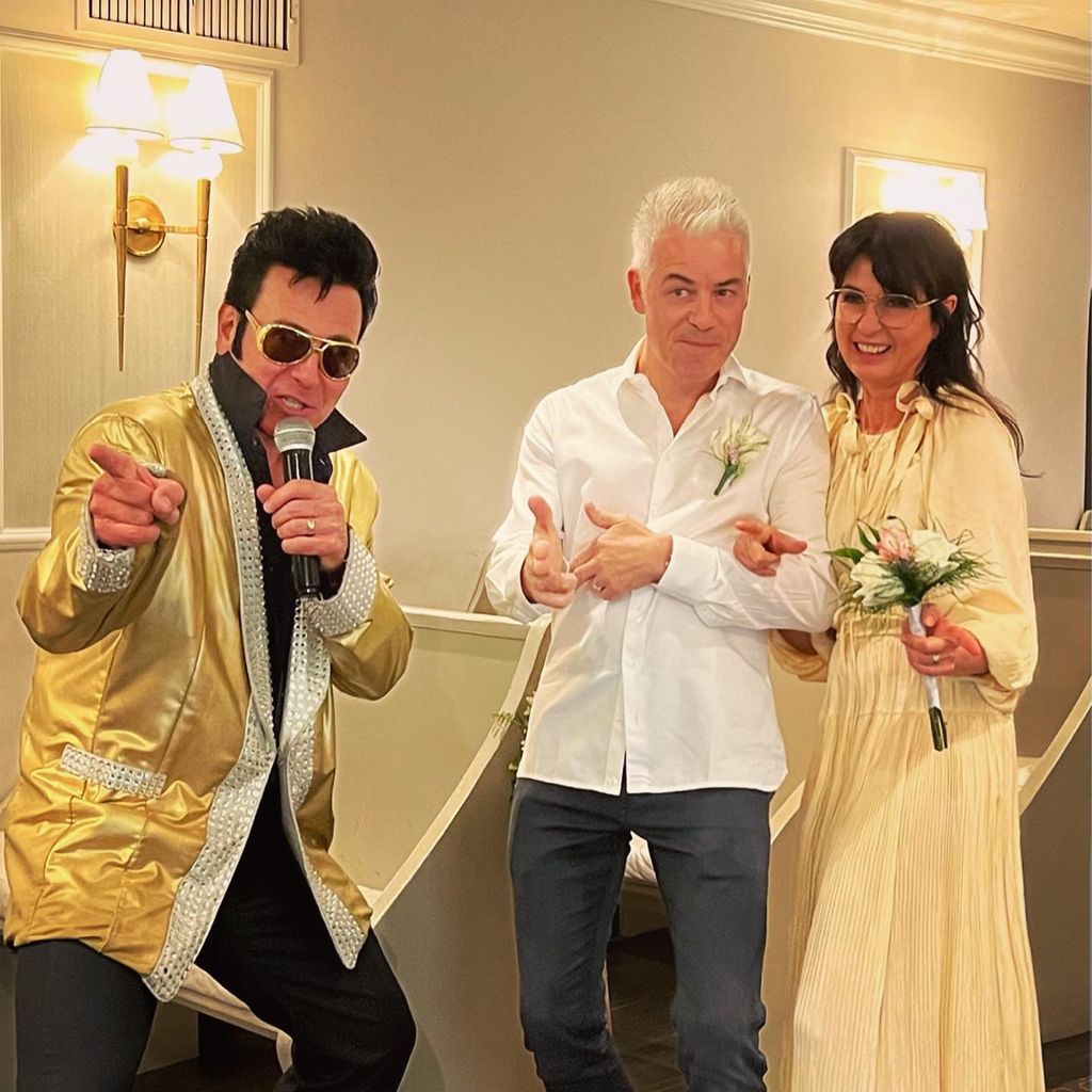 Michael Mittermeier und seine Frau Gudrun mit Elvis-Imitator als Trauredner