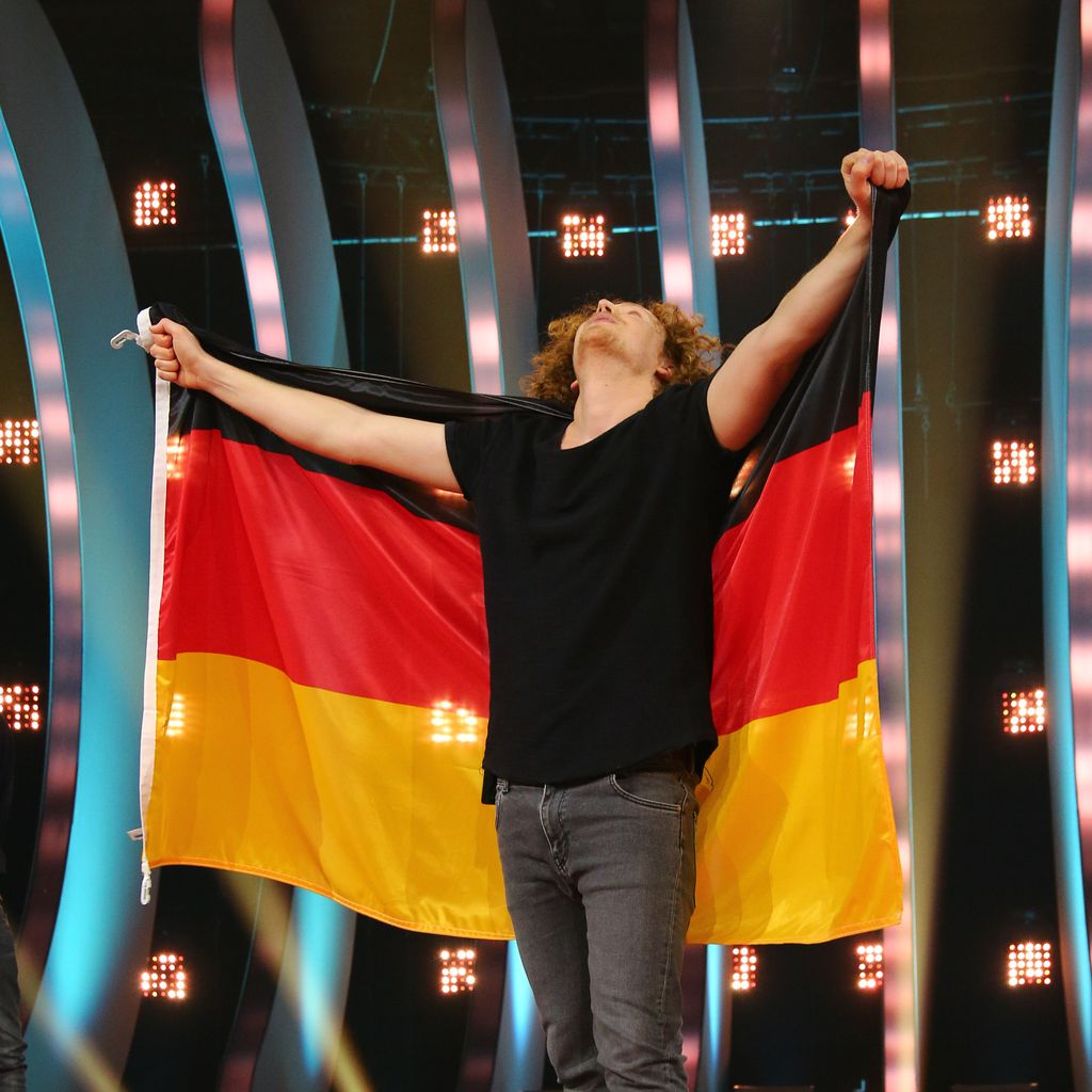 Michael Schulte mit Deutschlandflagge nach dem ESC 2018
